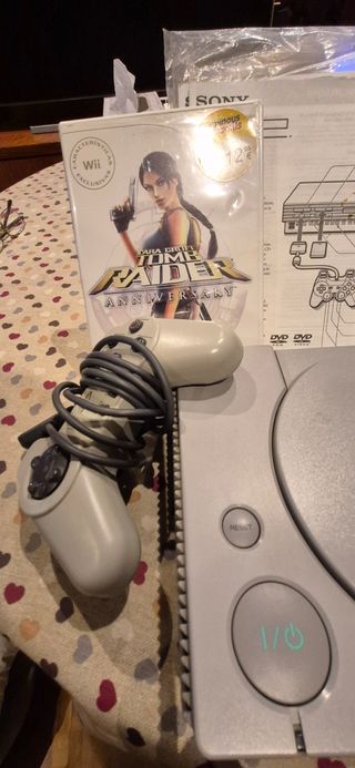 Consola PlayStation PS1 Gris + Tomb Raider Wii