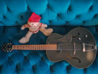 Godin 5th Avenue Kingpin Negra
