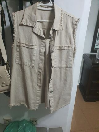 Chaleco beige con flecos