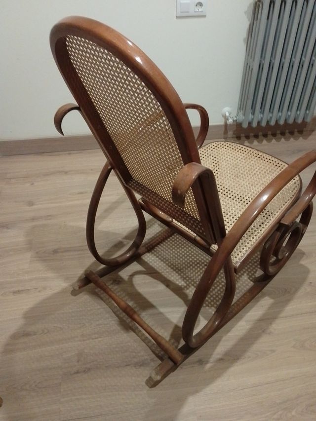 Mecedora Tonet Ratán y Madera perfecta para usarse