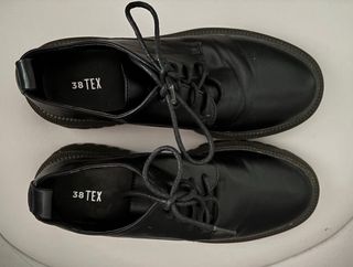 Zapatos negros de vestir con cordones mujer.