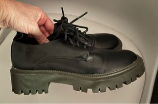 Zapatos negros de vestir con cordones mujer.