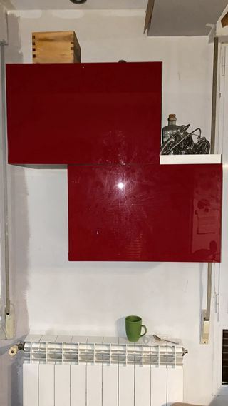 Mueble lacado rojo y negro