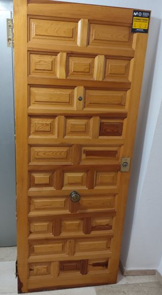Puerta de entrada de madera