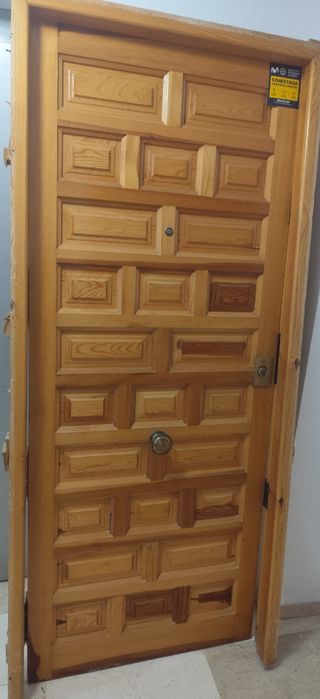 Puerta de entrada de madera