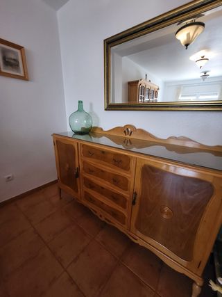 Aparador de salón comedor con espejo