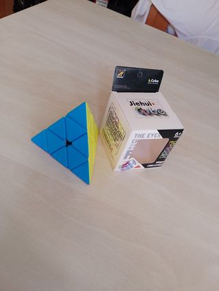 Cubo Rubik Pirámide JIEHUI