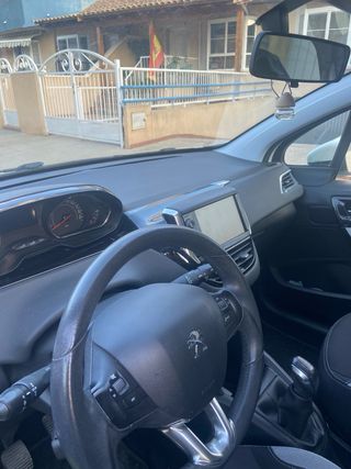 Peugeot 208 2015