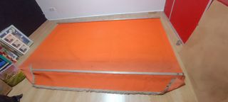 Toldo de tela y metal naranja