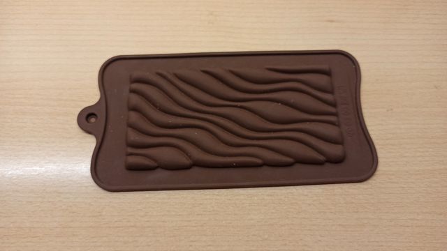 Molde de silicona marrón con diseño de olas