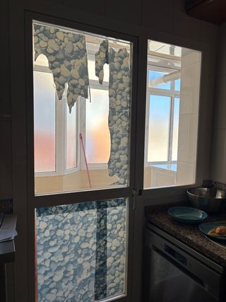 Puerta de aluminio con cristal decorado