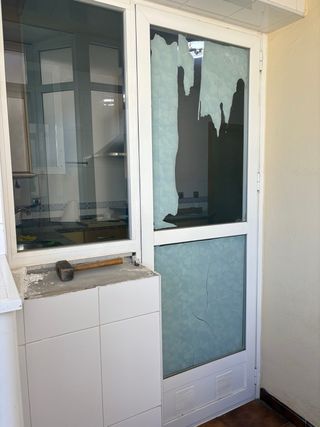 Puerta de aluminio con cristal decorado