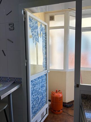 Puerta de aluminio con cristal decorado