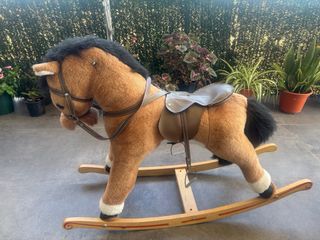 Caballo balancín marrón con silla