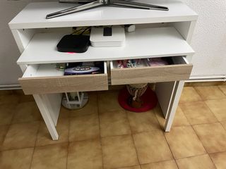 Escritorio blanco y madera