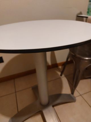 Tavolini tondi bianchi piano hpl bordo nero
