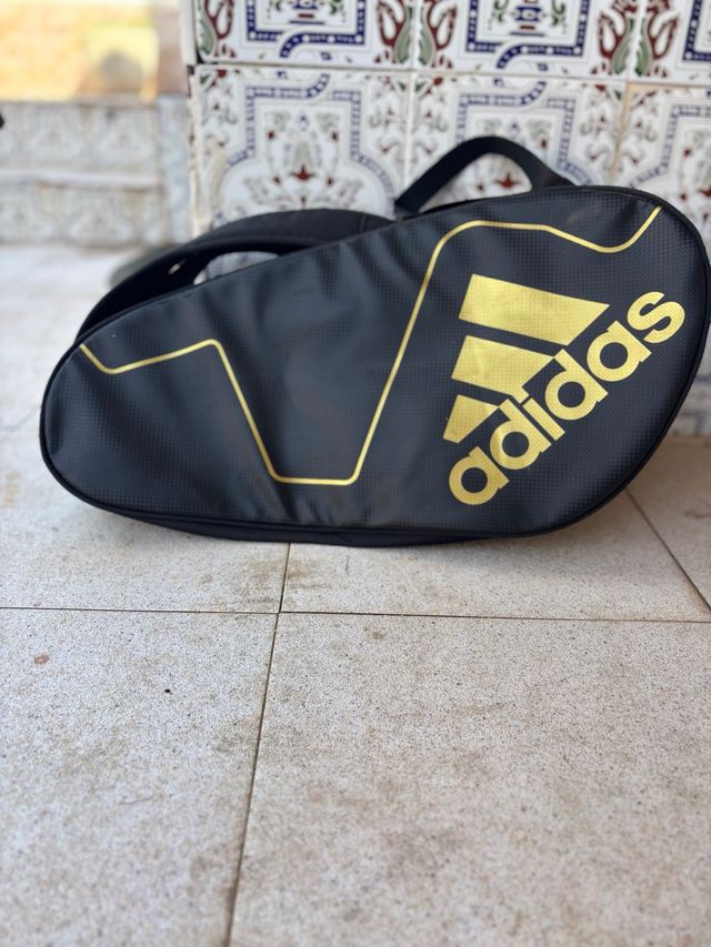 Mochila pádel Adidas negra y dorada