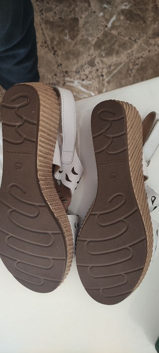 Sandalias blancas tacón piel