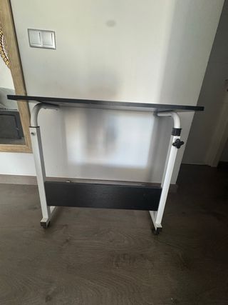 URGE VENTA!! Escritorio ajustable con ruedas