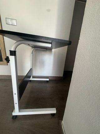 URGE VENTA!! Escritorio ajustable con ruedas