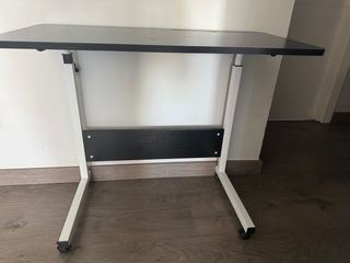 URGE VENTA!! Escritorio ajustable con ruedas