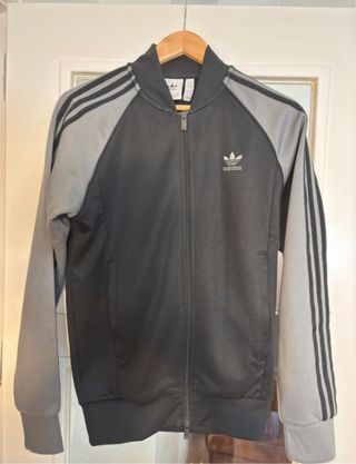 Chaqueta deportiva Adidas negra y gris