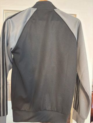 Chaqueta deportiva Adidas negra y gris