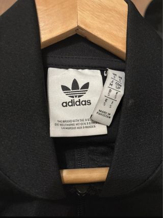 Chaqueta deportiva Adidas negra y gris
