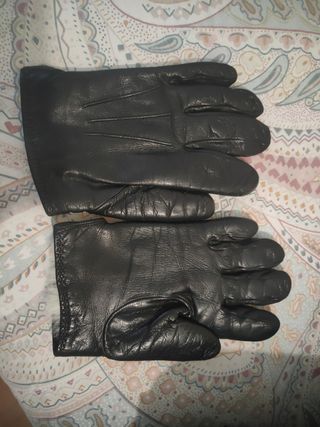 Guantes de piel negros