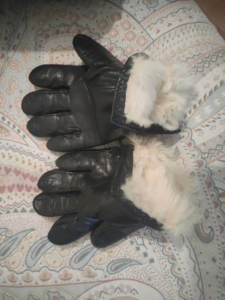 Guantes de piel negros
