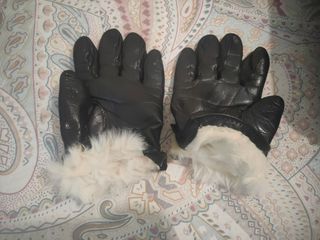 Guantes de piel negros
