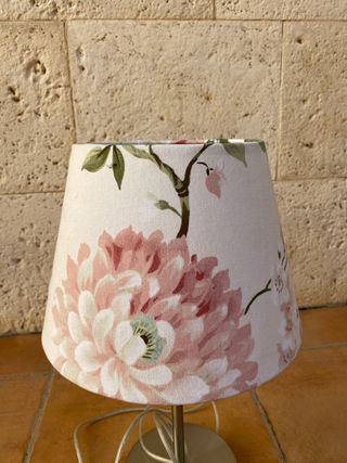 Lamparita de mesa con flores rosas