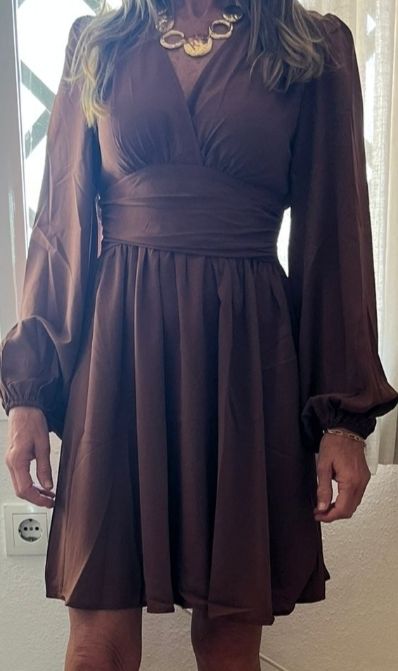 Vestido marrón manga farol cintura fruncida