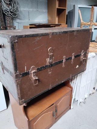 Baúl antiguo de metal y madera