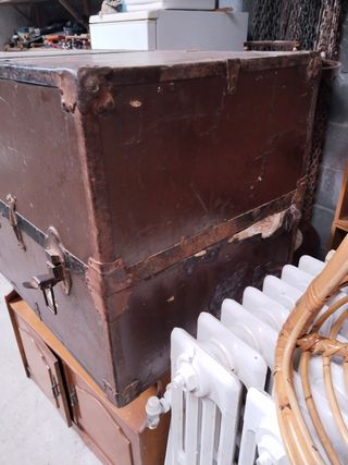 Baúl antiguo de metal y madera
