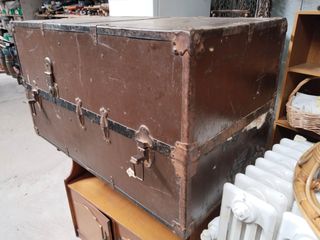 Baúl antiguo de metal y madera