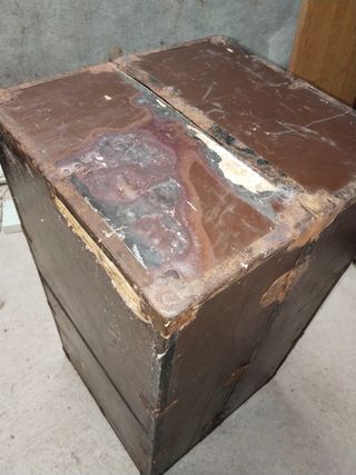 Baúl antiguo de metal y madera