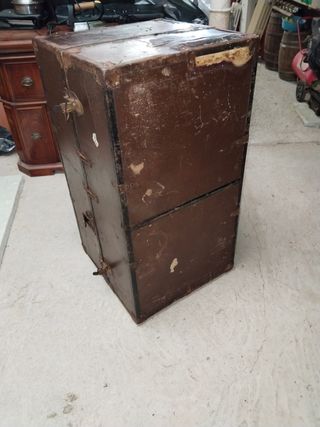 Baúl antiguo de metal y madera