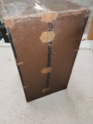 Baúl antiguo de metal y madera