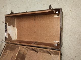 Baúl antiguo de metal y madera