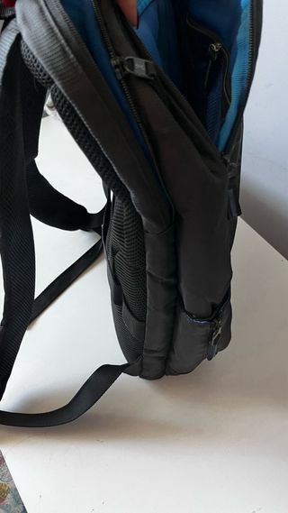 Mochila portátil negra con azul 
