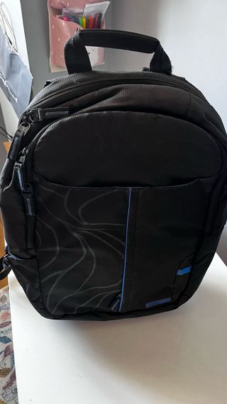 Mochila portátil negra con azul 