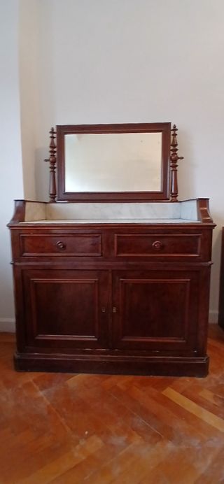 Tocador antiguo de dormitorio con espejo