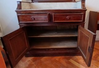 Tocador antiguo de dormitorio con espejo