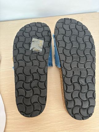 Zapatillas vaqueras con adornos dorados