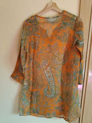 Blusa naranja con estampado paisley
