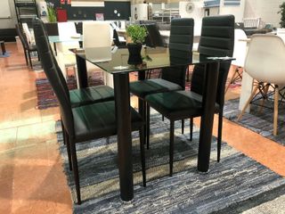 Mesa cristal y 4 sillas polipiel