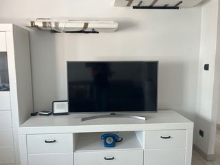 Mueble de salón blanco con tiradores negros