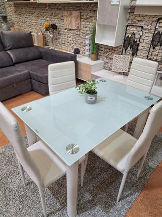 Mesa de cristal con 4 sillas
