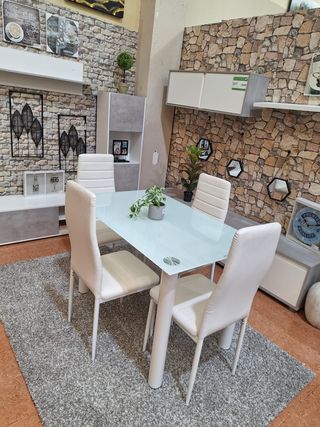 Mesa de cristal con 4 sillas